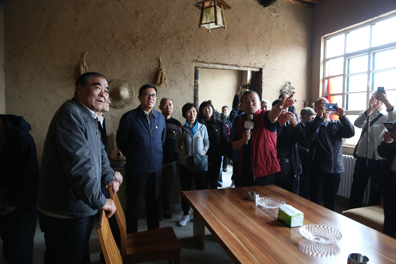 图为离退休老同志调研道坪村