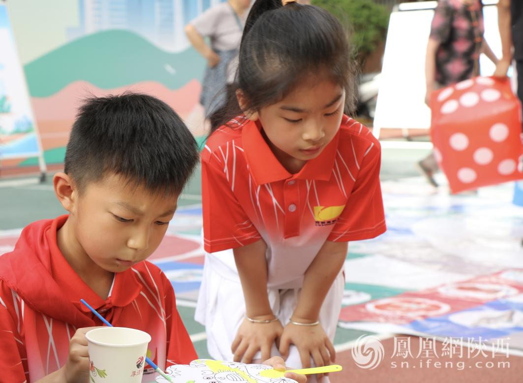 活动现场，小朋友参加“巧绘帆布袋”游戏