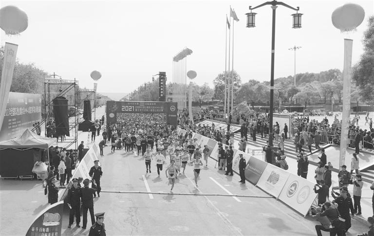 参赛者从崆峒古镇起跑 崆峒山景区提供