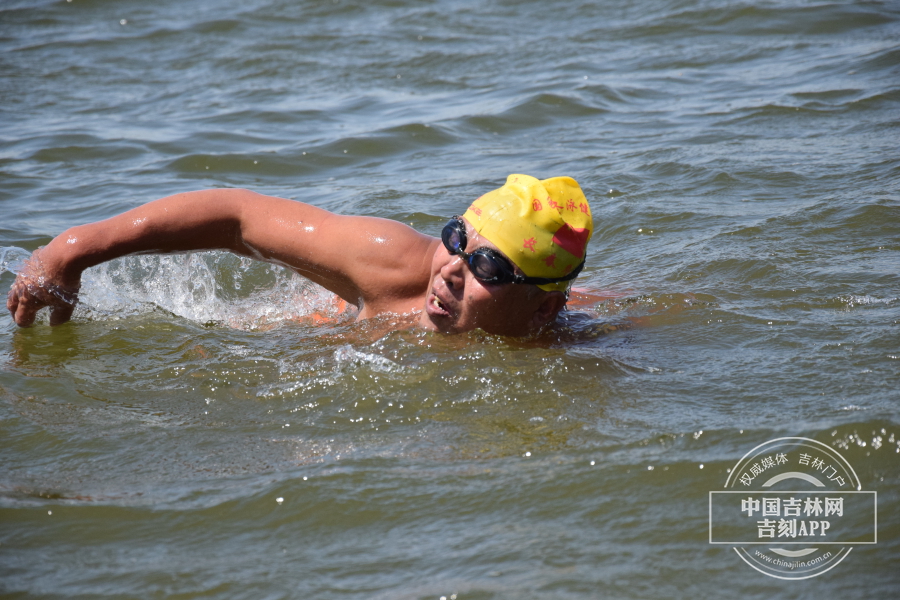 游泳爱好者畅游南湖。
