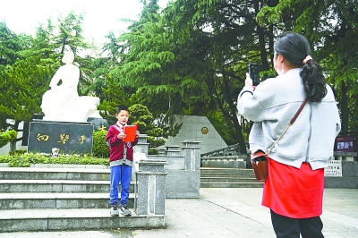 5月16日，向警予烈士墓前，来自汉阳区墨水湖小学的红色讲解员张嘉楷在向警予雕像下录制视频。记者彭年 摄
