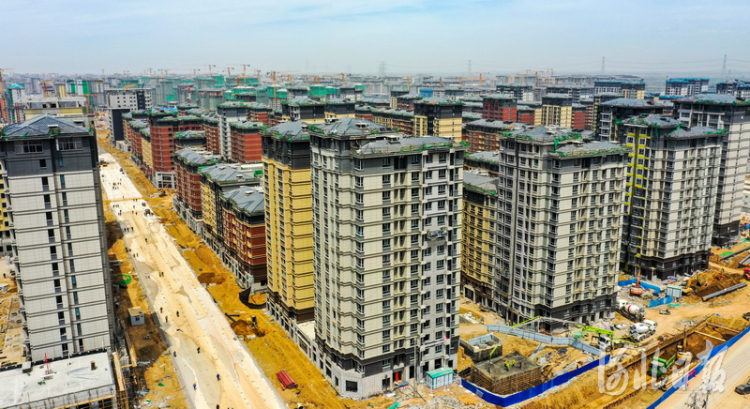 2021年5月17日拍摄的拍雄安新区容东片区中建三局G2安置房项目。截至5月中旬,容东片区安置房项目主体工程已基本完成,内外装修、市政景观园林全面展开。 河北日报记者耿辉摄影报道