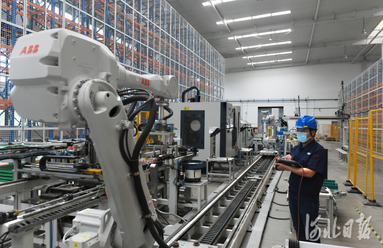 2021年5月20日，位于河北省石家庄市高新区的博深股份有限公司轨道交通高速列车制动闸片智能生产车间的技术人员在调试生产线。河北日报记者史晟全摄影报道