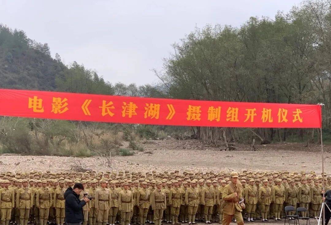 《长津湖》杀青,吴京胡军豪饮,这个角色疑似牺牲