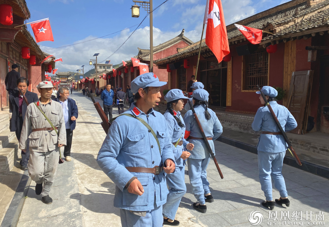 在哈达铺老街上，当地群众还原了当年红军长征的情景。南永涛 摄