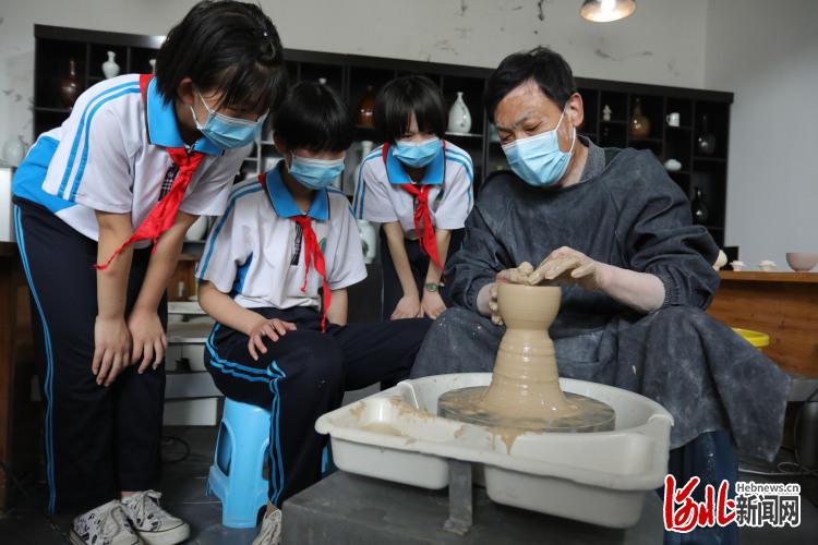 2021年5月18日，临城县射兽小学学生在了解邢瓷烧制技艺。