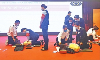 武汉市急救中心的专业人员现场对市民之家工作人员进行了心肺复苏术和AED实操的培训。