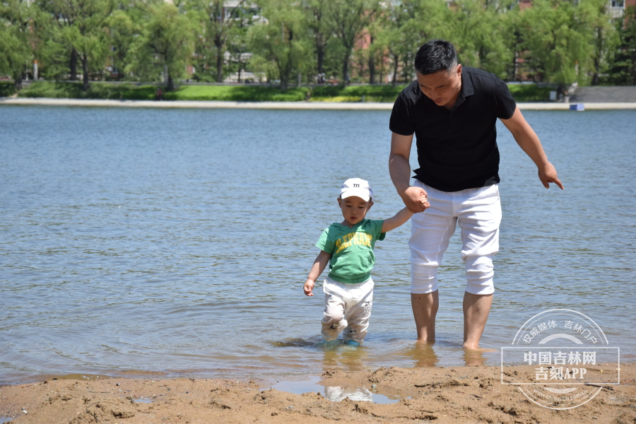 戏水、玩沙，是孩子们的最爱。