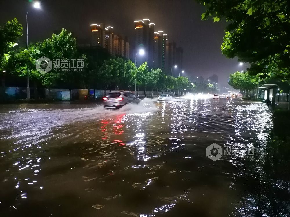 上饶:暴雨洪水淹没道路 市政工人冒雨排洪__凤凰网