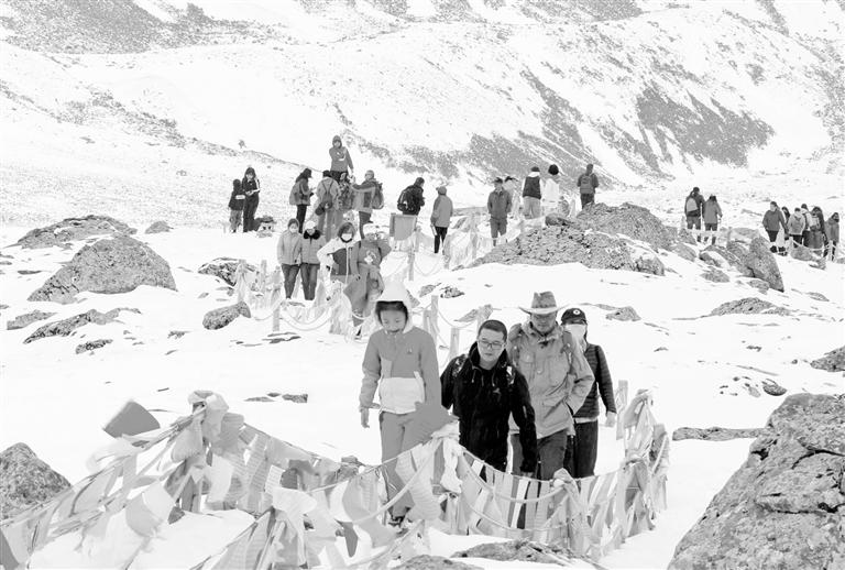 游客徒步巴尔斯雪山 王将 摄