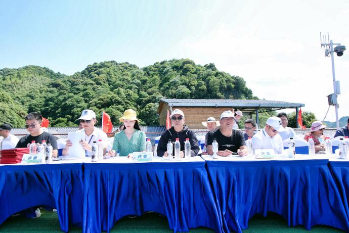 决赛中评委们正在认真打分。