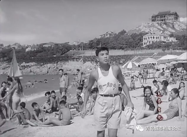 上世纪50年代在青岛拍摄的电影《两个小足球队》中，小鱼山上的“湛山精舍”清晰可见。