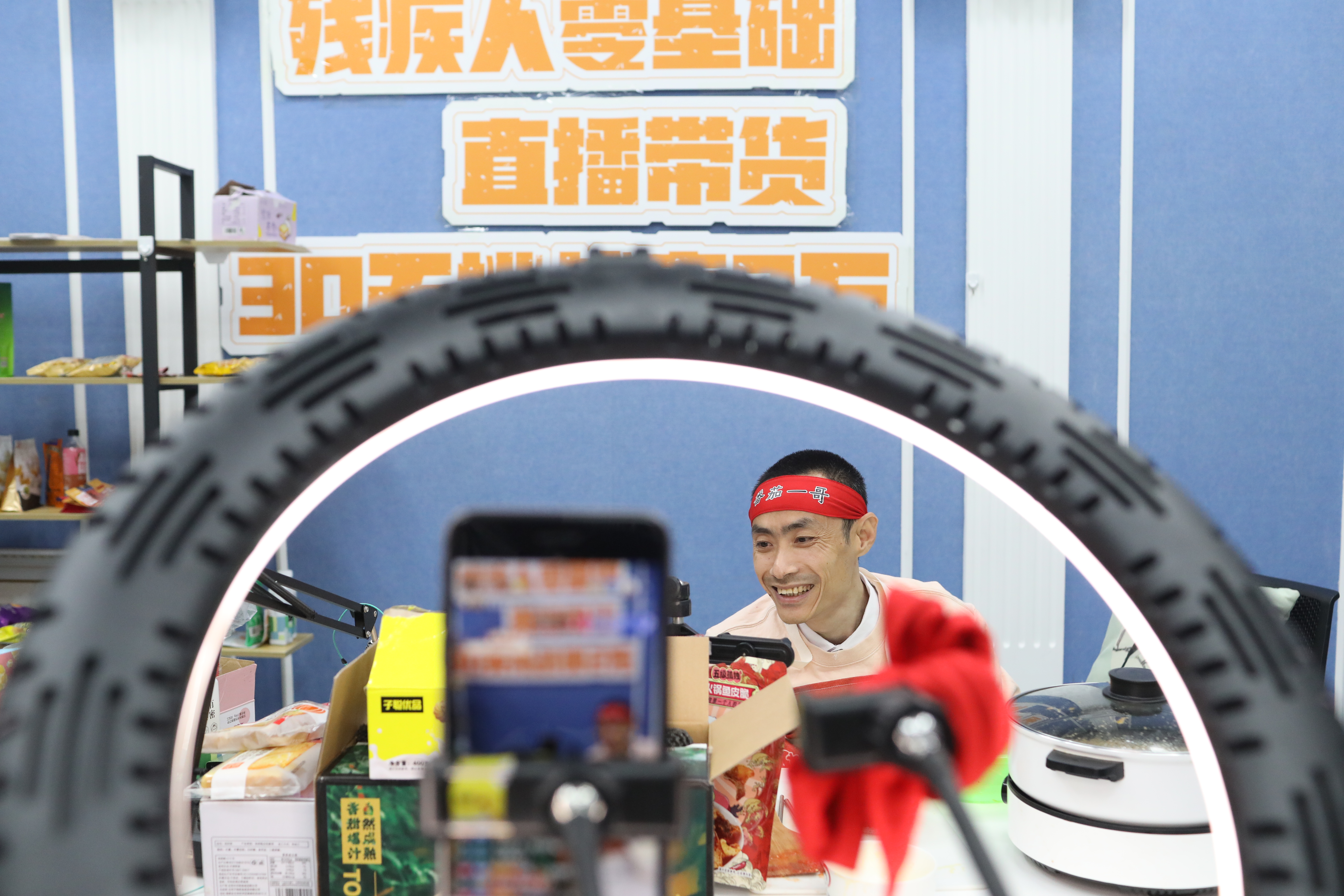 5月10日，朝阳区5G直播基地，赵灵在四个小时的直播时间里，都要保持微笑努力跟直播间的粉丝们互动。新京报记者 王飞 摄