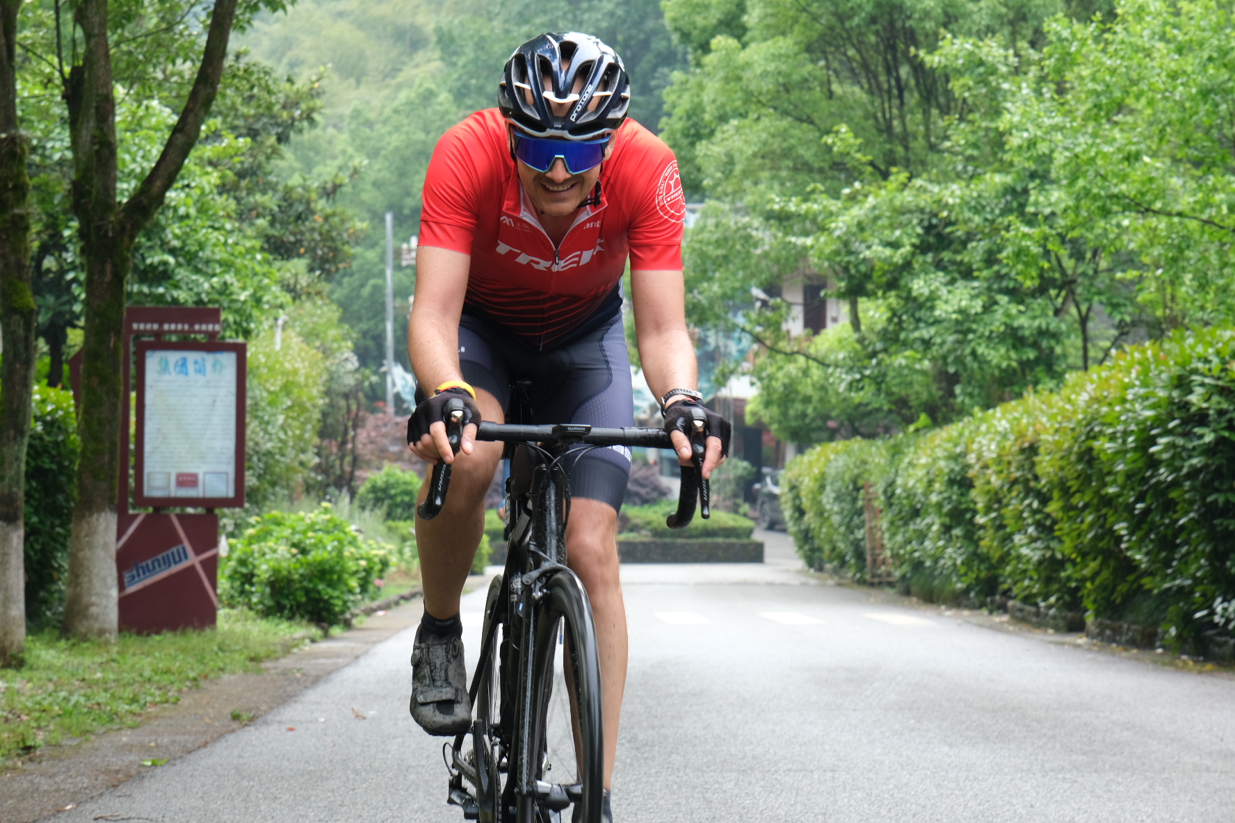 赛事升级!近2000名选手雨中环四明山骑行