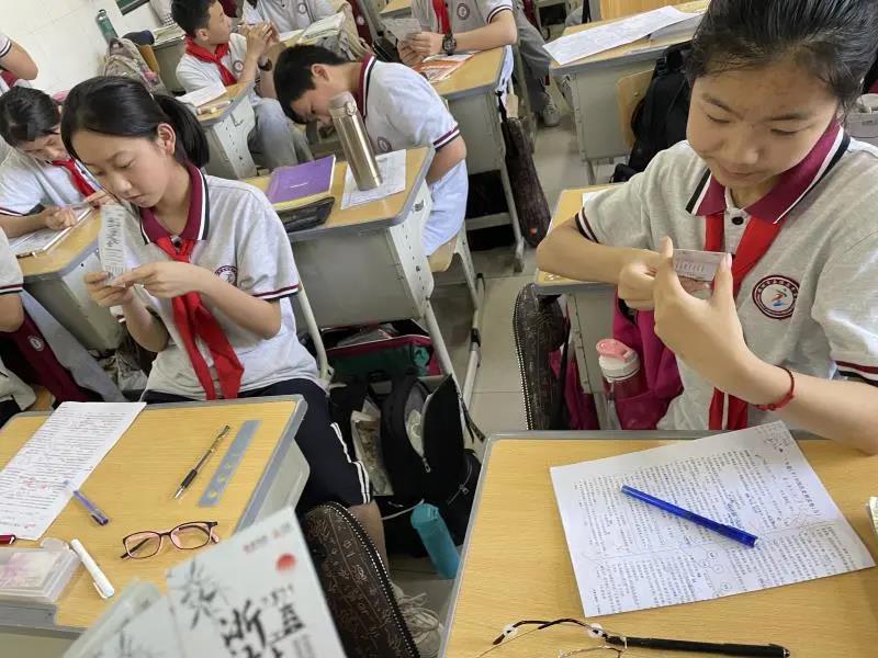 这两天，浙江省的孩子们都在忙着研究诗词……