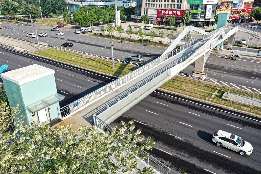沈阳首座带电梯的过街天桥亮相浑南大道