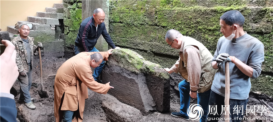 縉雲山發現古殘碑(圖片來源:鳳凰網國學 妙慧法師供圖)