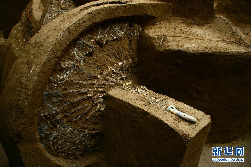 这是2008年拍摄的出土于马家塬西戎墓葬的一辆战国马车车轮、毂及其装饰和车軎 新华社发（甘肃省文物考古研究所供图）
