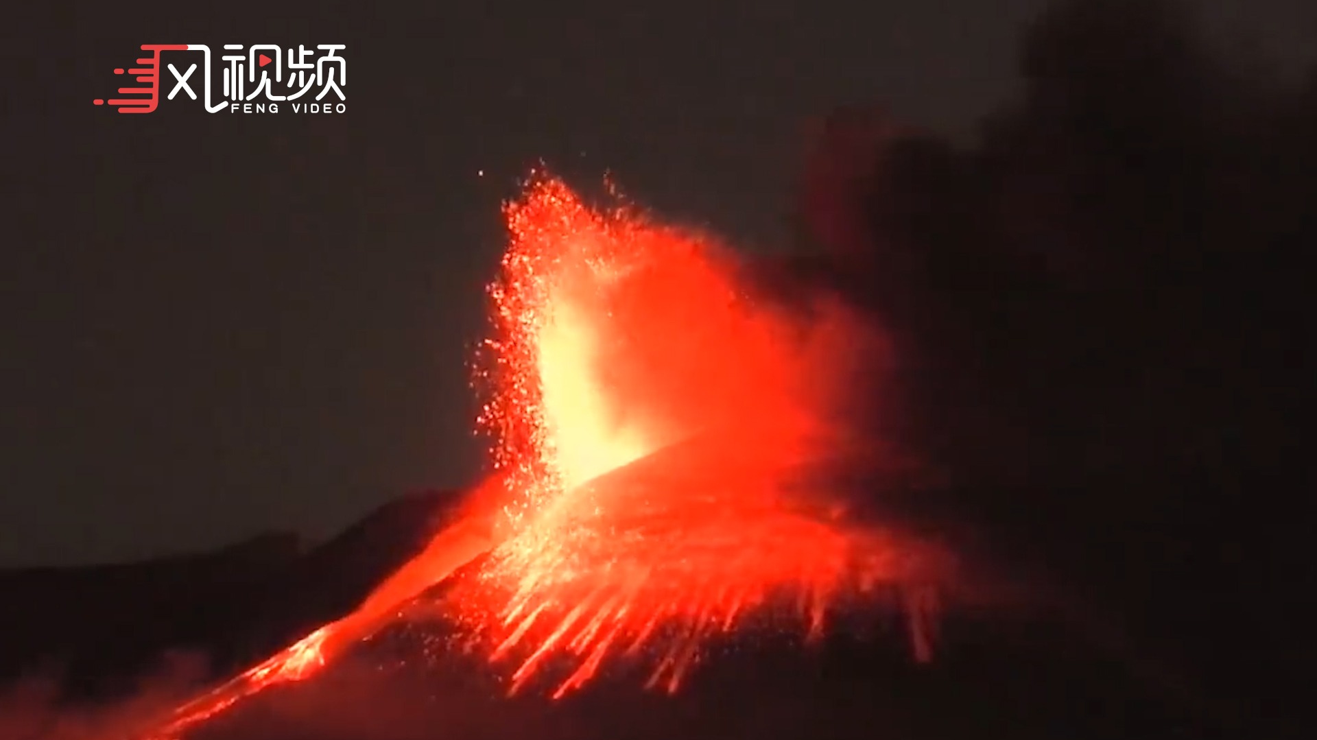 意大利埃特纳火山再次喷发，岩浆直冲夜空