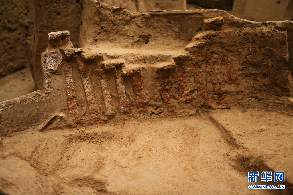 这是2013年拍摄的出土于马家塬西戎墓葬的一辆战国马车铁鋄金银后门饰、后挡饰 新华社发（甘肃省文物考古研究所供图）