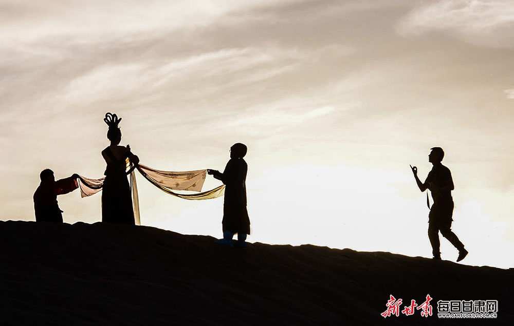 鸣沙山上“飞天”旅拍场景