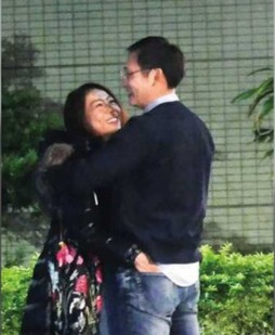 陈绮贞素颜出街喝咖啡认不出,状态疲倦但悠游自在