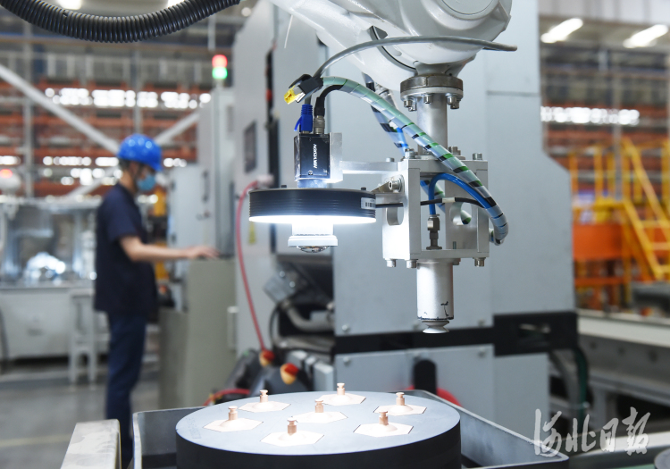 2021年5月20日，位于河北省石家庄市高新区的博深股份有限公司轨道交通高速列车制动闸片智能生产车间的技术人员在调试生产线。河北日报记者史晟全摄影报道