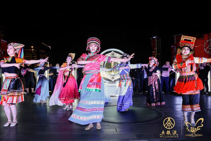 五粮液西湖玫瑰婚典大型灯光秀上演“和美”祝愿