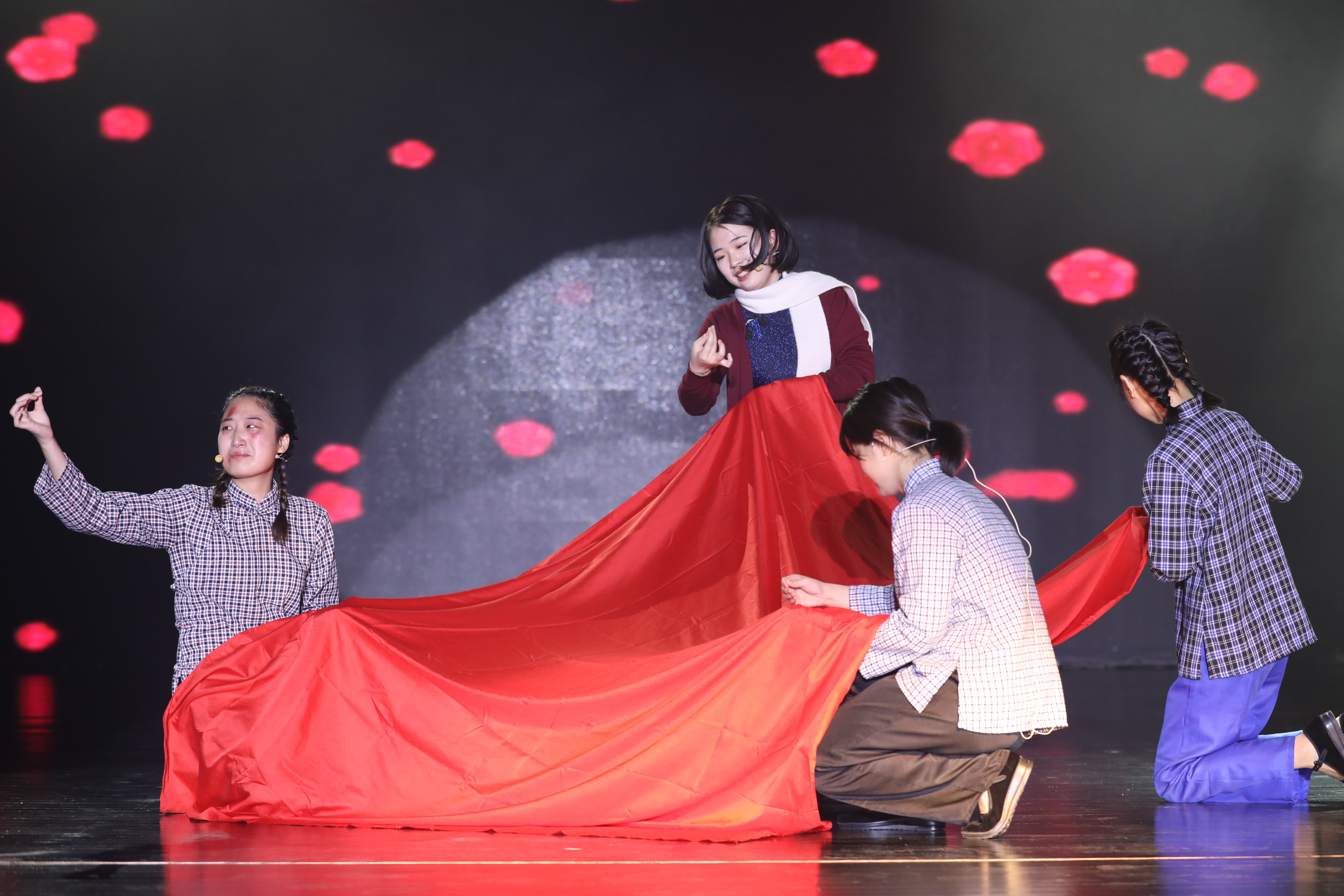 学生齐上阵 彰显“文艺范儿” 河南这节舞台思政课疯狂获赞