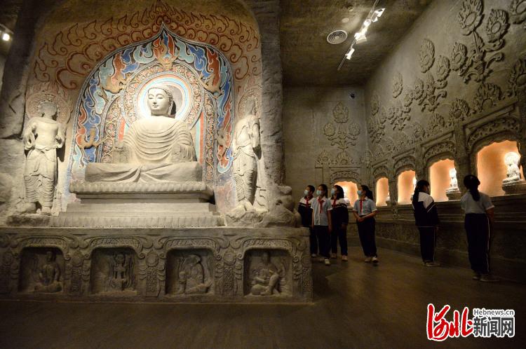 2021年5月18日，河北省邯郸市丛台区广安小学的学生在邯郸市博物馆参观。通讯员 郝群英 摄影报道