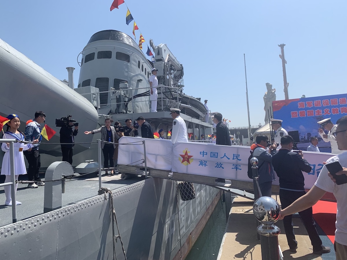 海军昭通号导弹护卫舰接舰暨爱国主义教育基地揭牌仪式在中国水准零点广场隆重举行