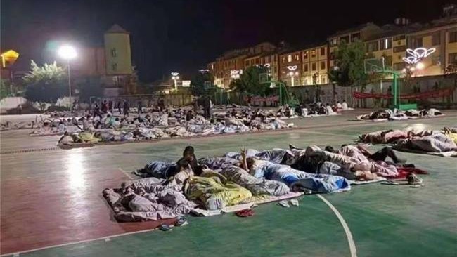 云南漾濞发生多次地震 女生避难广场上不停擦眼泪