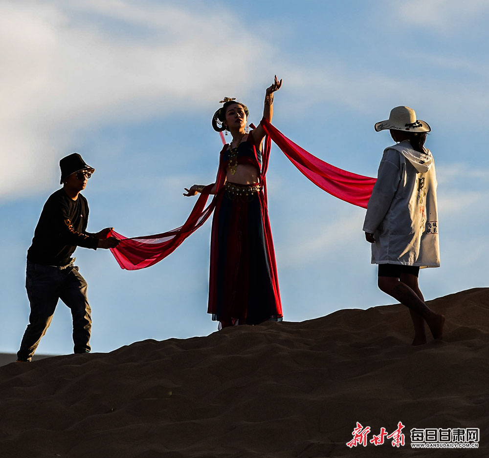 鸣沙山上“飞天”旅拍场景