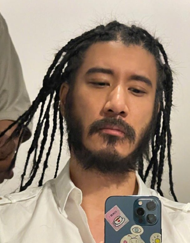 王力宏为45岁生日晒自拍颓废脏辫满脸胡须风格大变