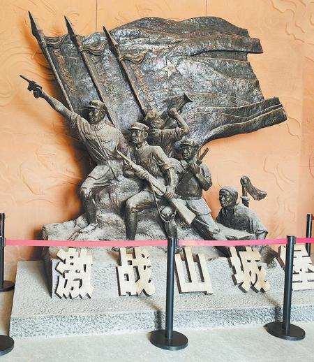 环县山城堡战役纪念馆内展现红军战士英勇作战的雕塑