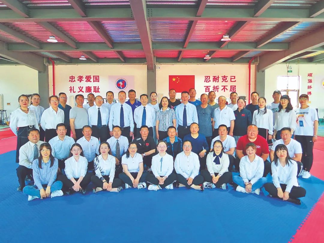 全体教职工合影
