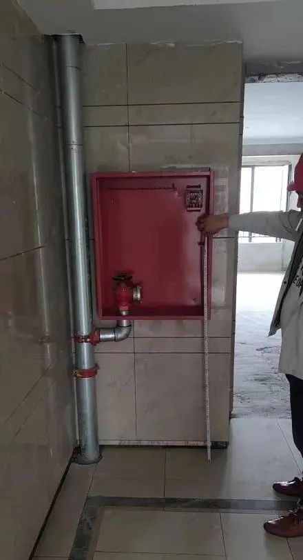 3,现场电表箱安装为明装楼层厅堂,而开发商图纸上电井,水井等每单元