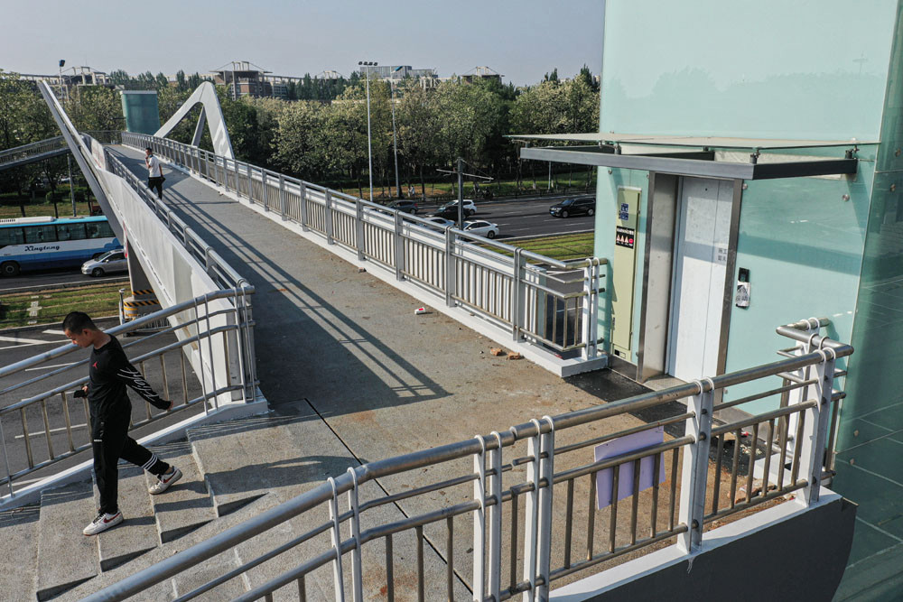 沈阳首座带电梯的过街天桥亮相浑南大道