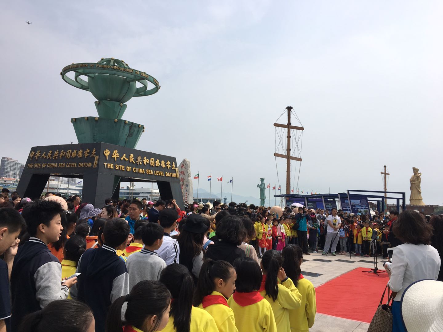 海军昭通号导弹护卫舰接舰暨爱国主义教育基地揭牌仪式在中国水准零点广场隆重举行