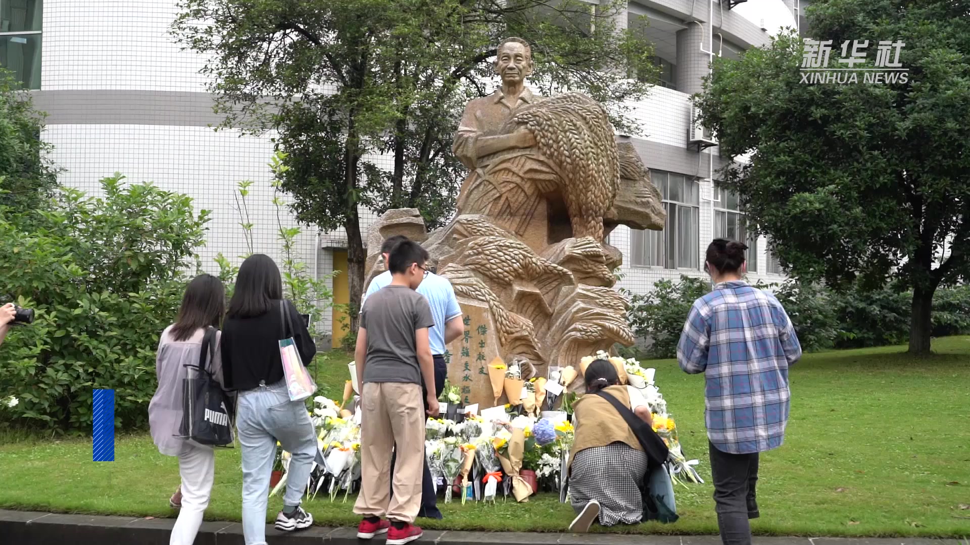 袁隆平逝世后 母校师生自发悼念