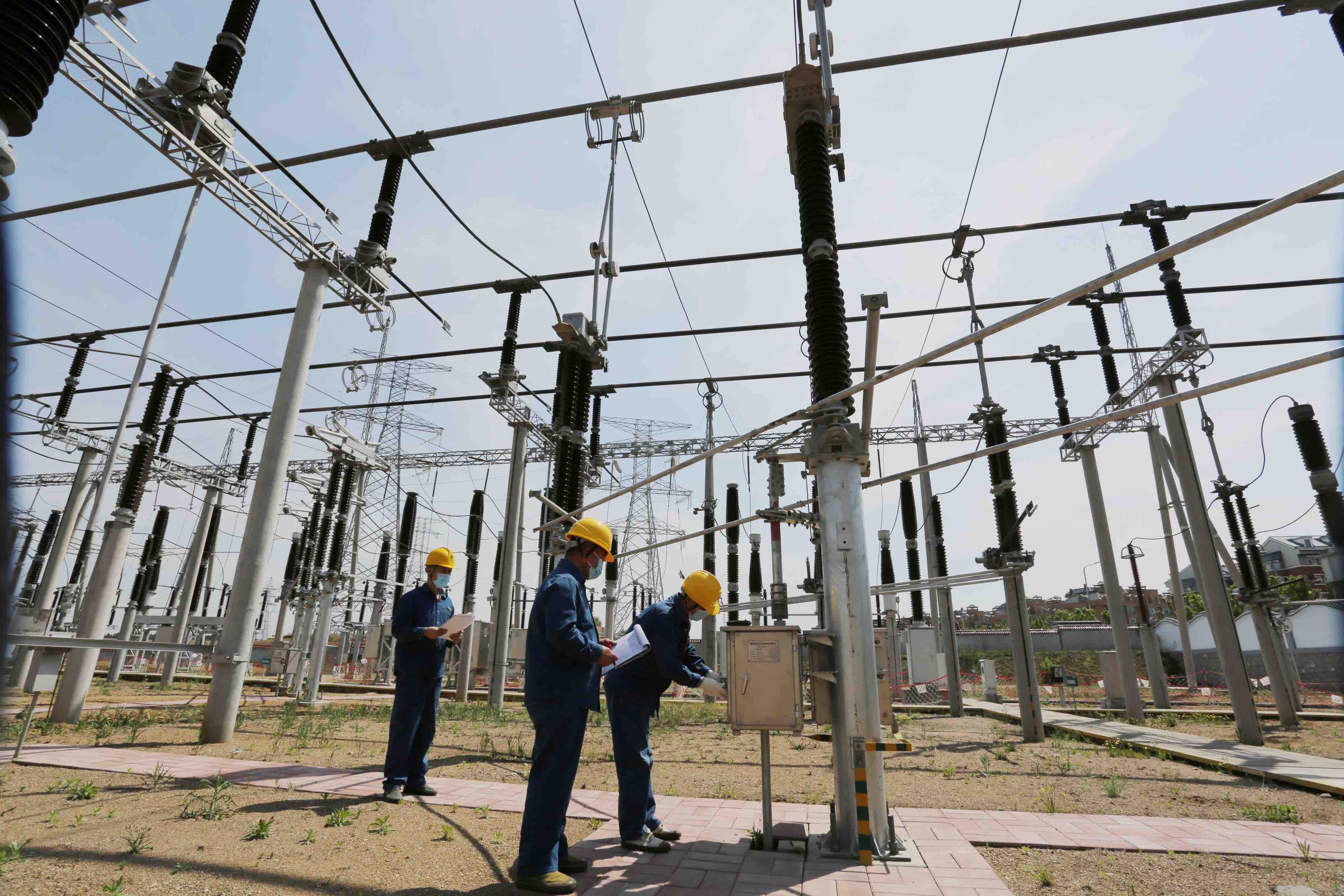 变电运行人员进行送电前的倒闸操作