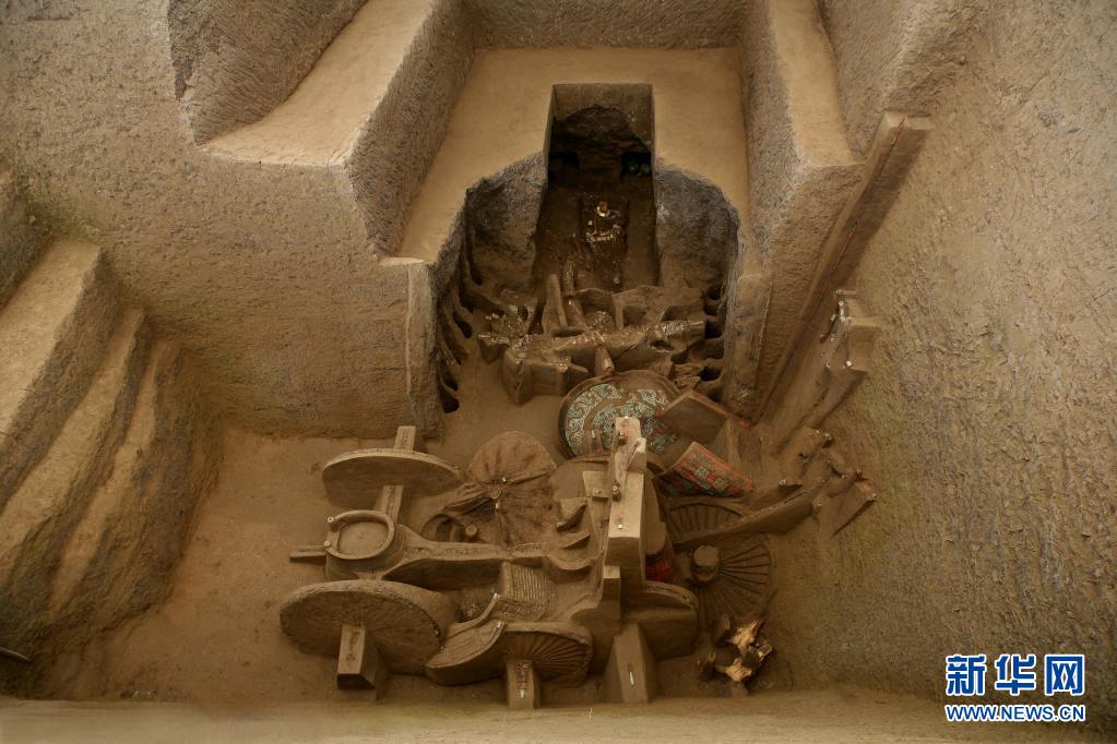 这是2008年拍摄的马家塬西戎墓葬一竖穴及洞室 新华社发（甘肃省文物考古研究所供图）