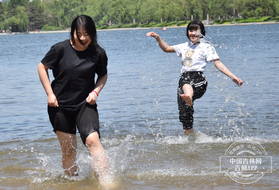 年轻女孩在水中打闹。