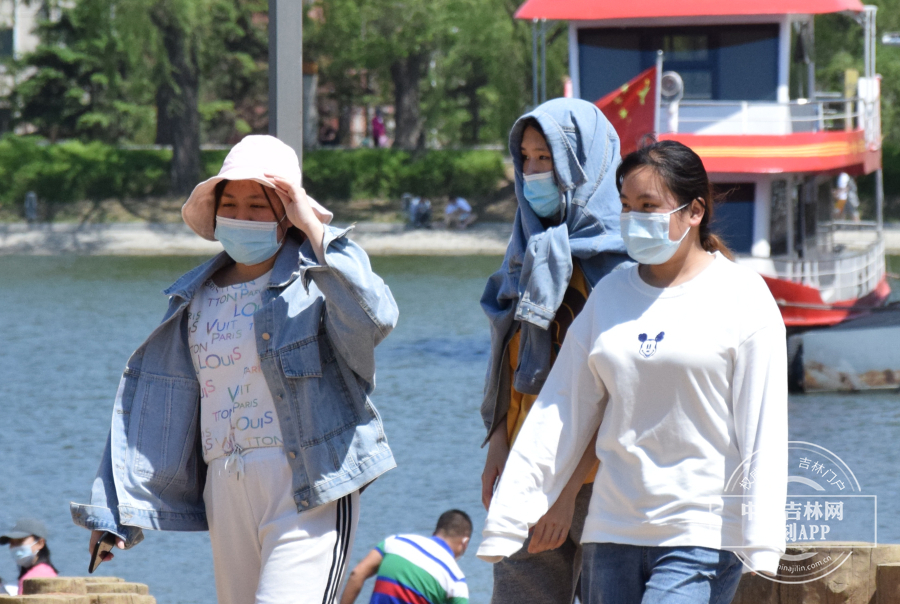 “全副武装”防晒。