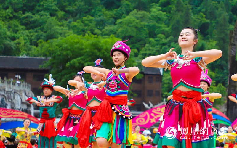 第十届中国乌江苗族踩花山节开幕式现场