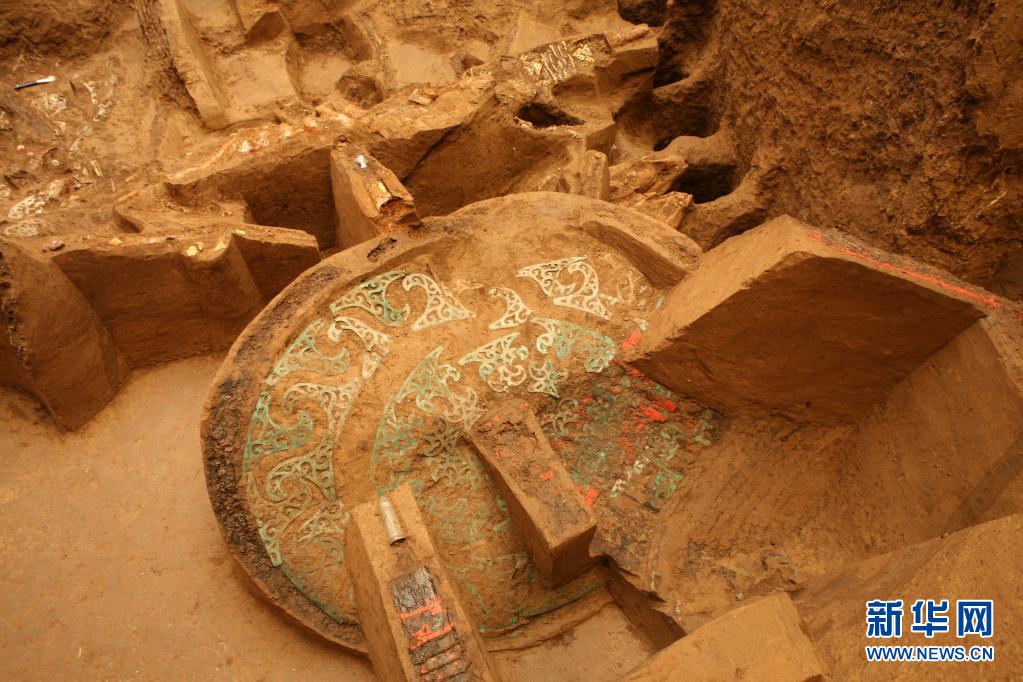 这是2008年拍摄的出土于马家塬西戎墓葬的一辆战国马车车轮面装饰 新华社发（甘肃省文物考古研究所供图）