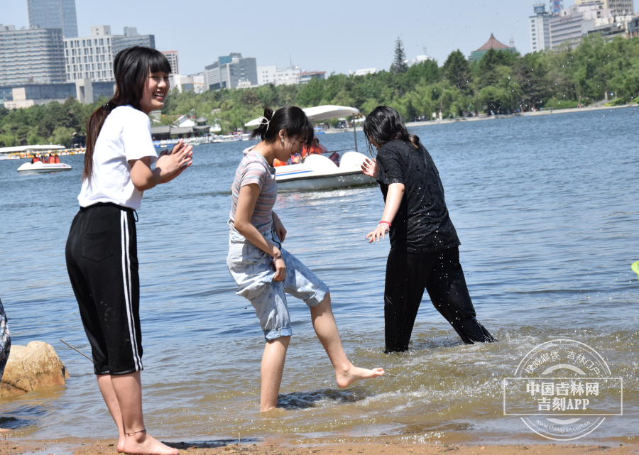 年轻女孩在水中打闹。