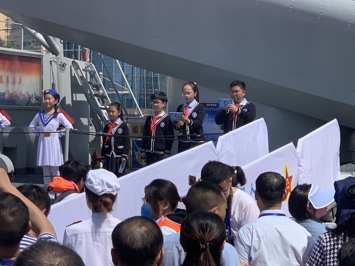 海军昭通号导弹护卫舰接舰暨爱国主义教育基地揭牌仪式在中国水准零点广场隆重举行