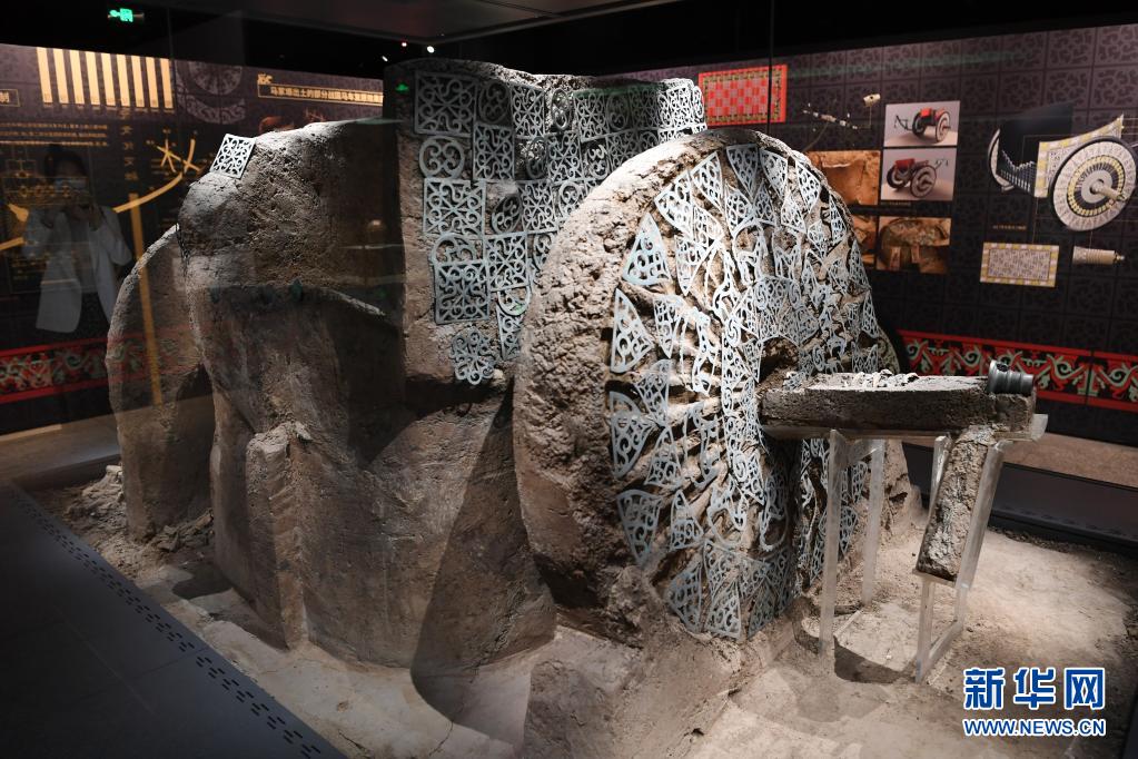 出土于马家塬西戎墓葬21号墓的战国马车左侧车轮及车舆装饰（5月18日摄）