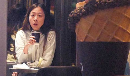 陈绮贞素颜出街喝咖啡认不出,状态疲倦但悠游自在